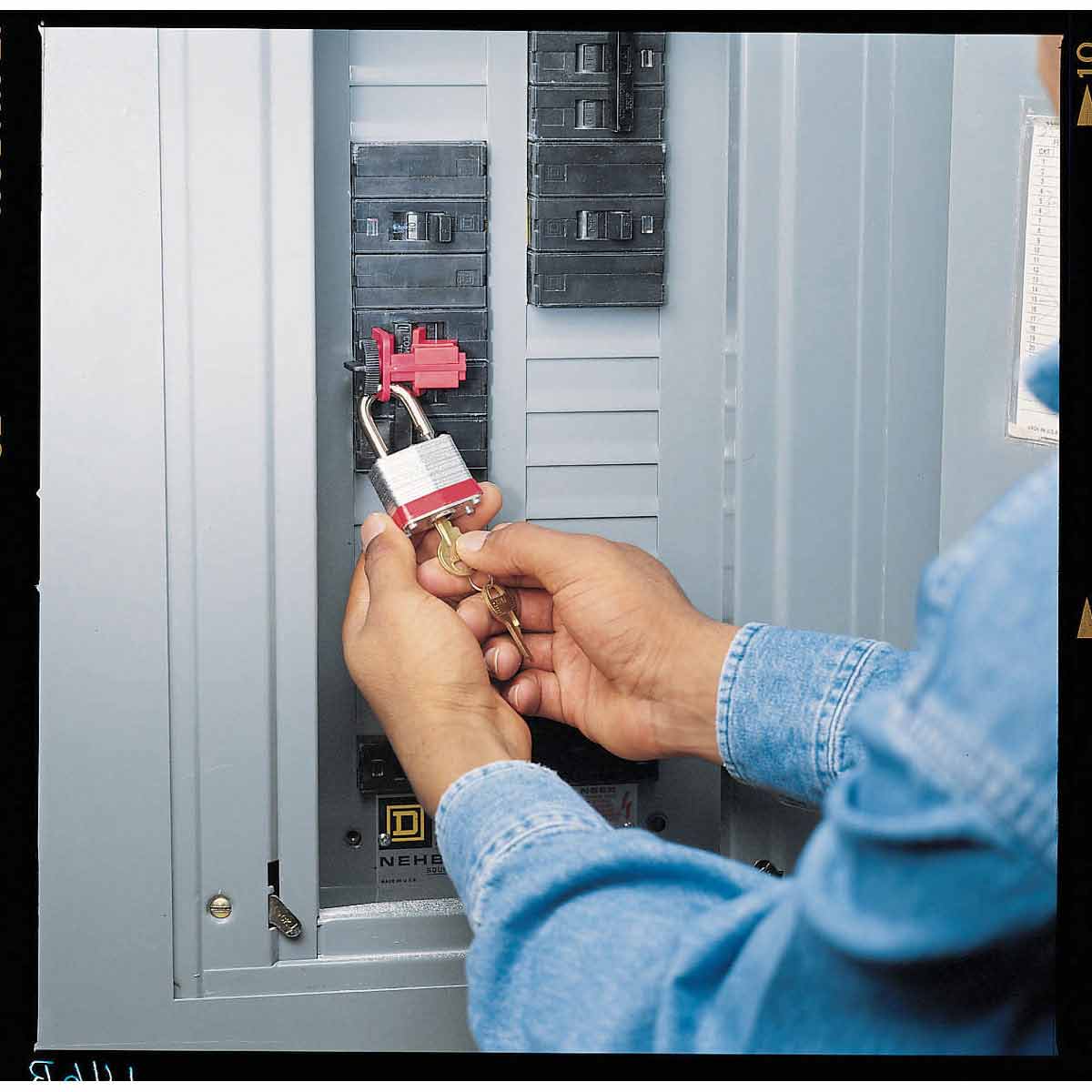 Universal Multipole Breaker Lockout